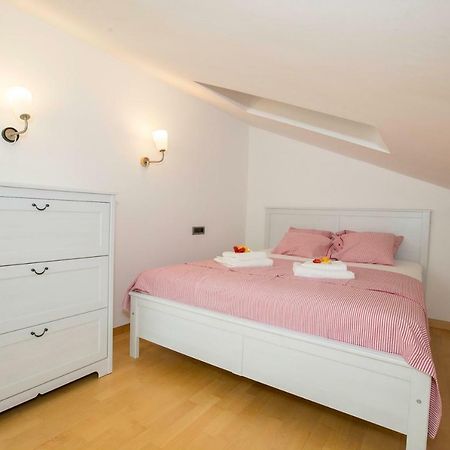 Apartment Sanja Rab Town Bagian luar foto