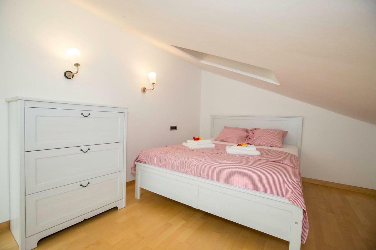Apartment Sanja Rab Town Bagian luar foto